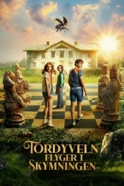 Навозный жук летает в сумерках